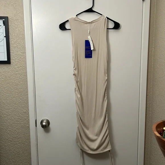 Cream colored side scrunch sleeveless dress - Picture 2 of 2